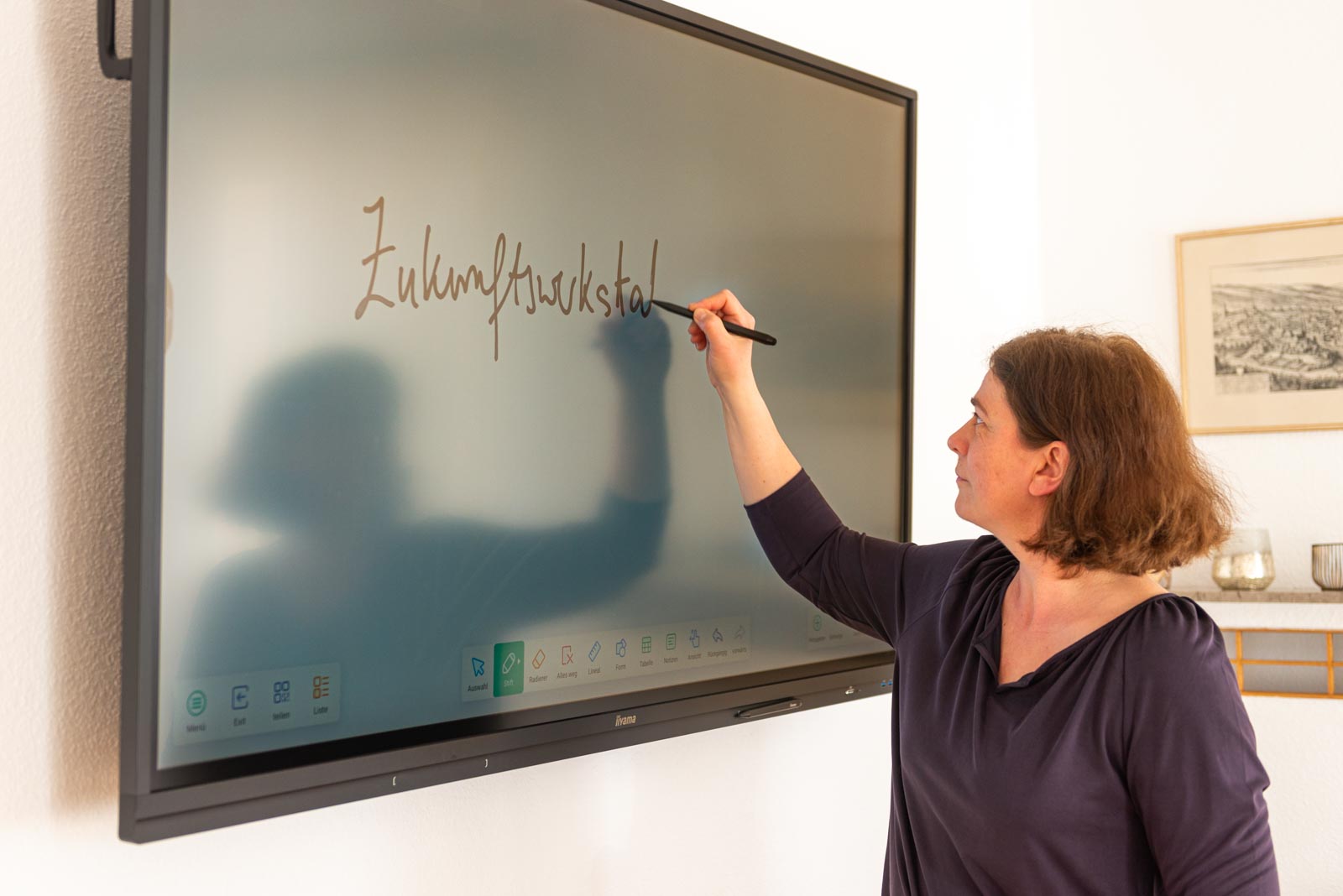 Bild mit Heide Schwing am digitalen Flipchart, Thema Zukunftswerkstatt